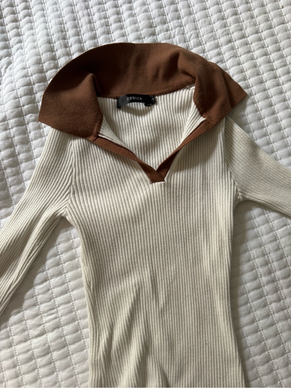 Ribbed V-Neck Sweater with Contrast Trim - White & Brown